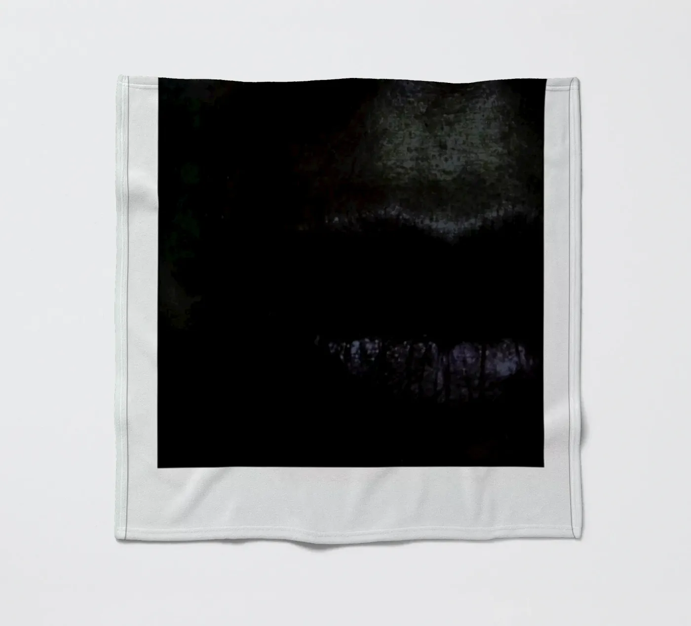 Lips dark Fleecedecke von Lou Garoup