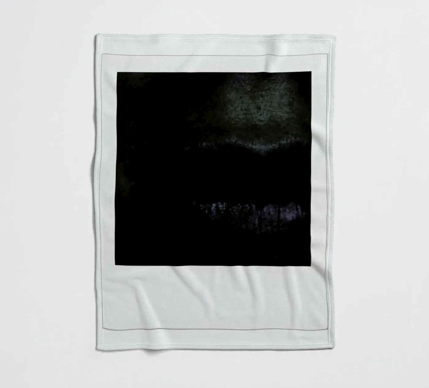 Lips dark Fleecedecke von Lou Garoup