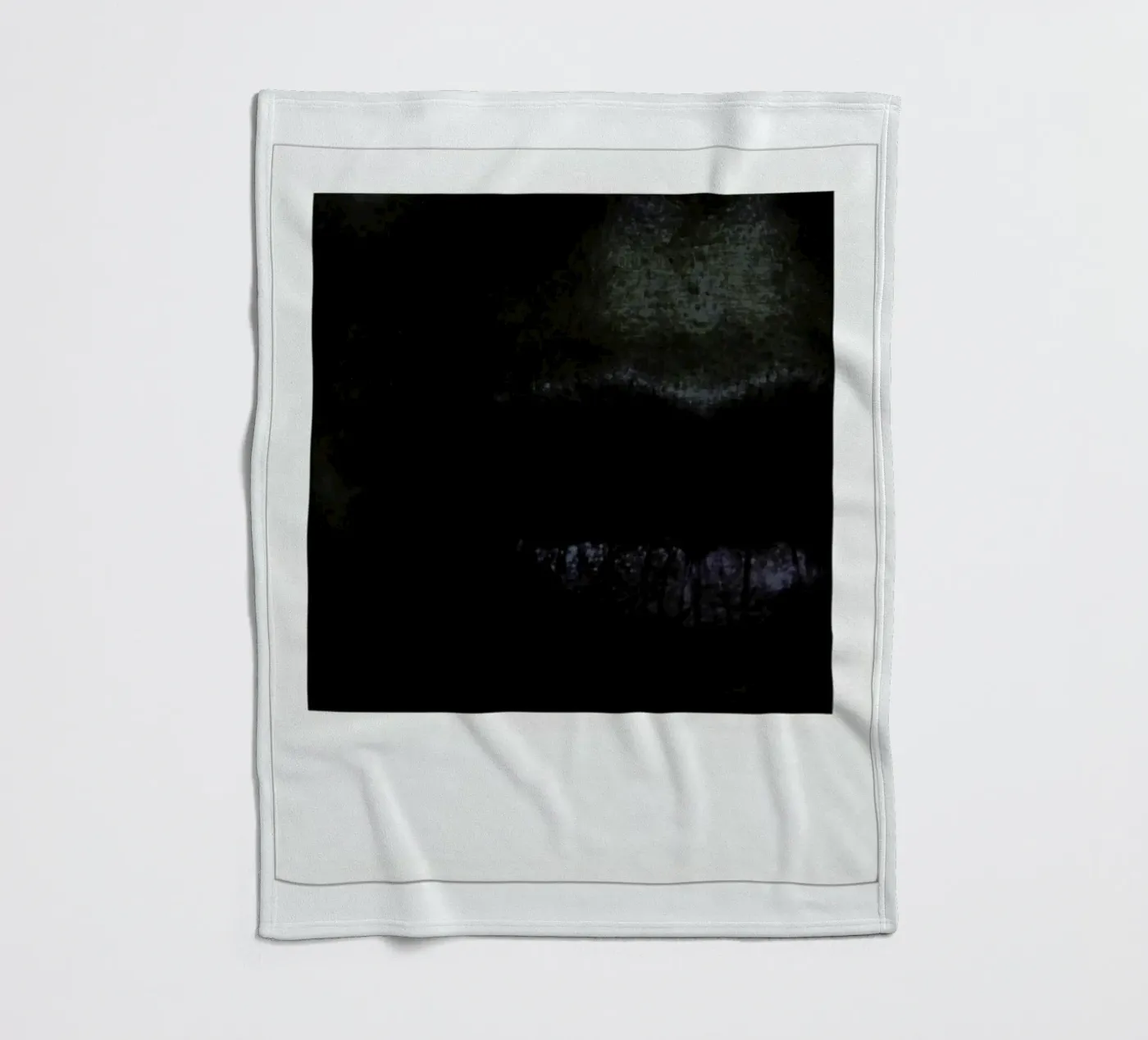 Lips dark Fleecedecke von Lou Garoup