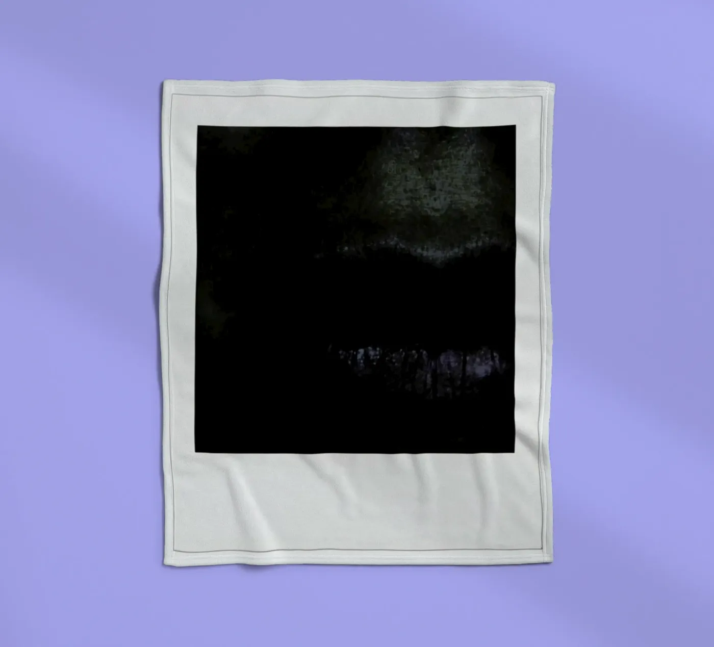 Lips dark Fleecedecke von Lou Garoup