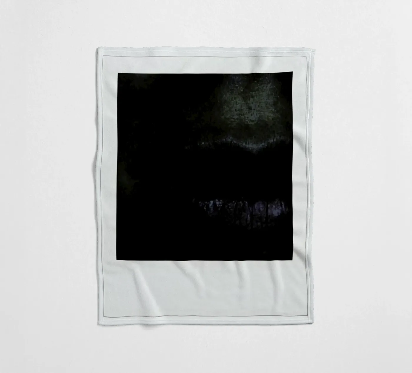 Lips dark Fleecedecke von Lou Garoup