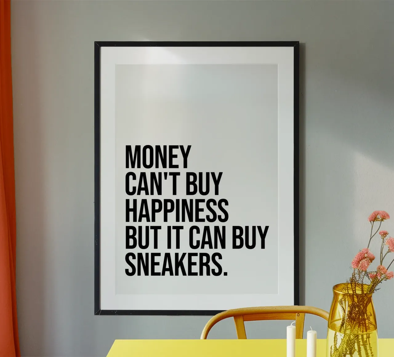 Il denaro non può comprare la felicità, ma può comprare le scarpe da ginnastica citazione poster con telaio in plastica da Paigaam Studio