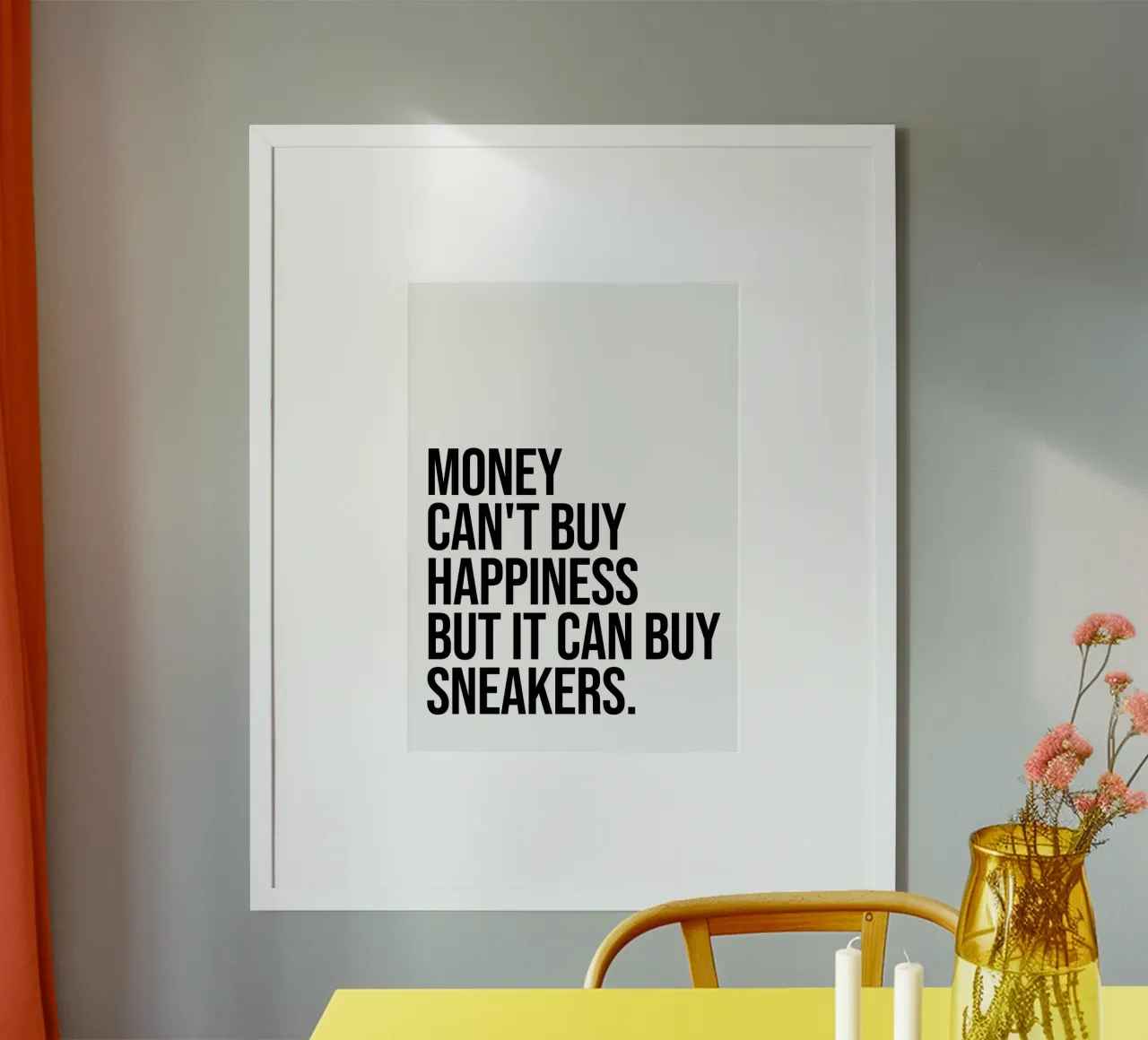 Il denaro non può comprare la felicità, ma può comprare le scarpe da ginnastica citazione poster con telaio in plastica da Paigaam Studio