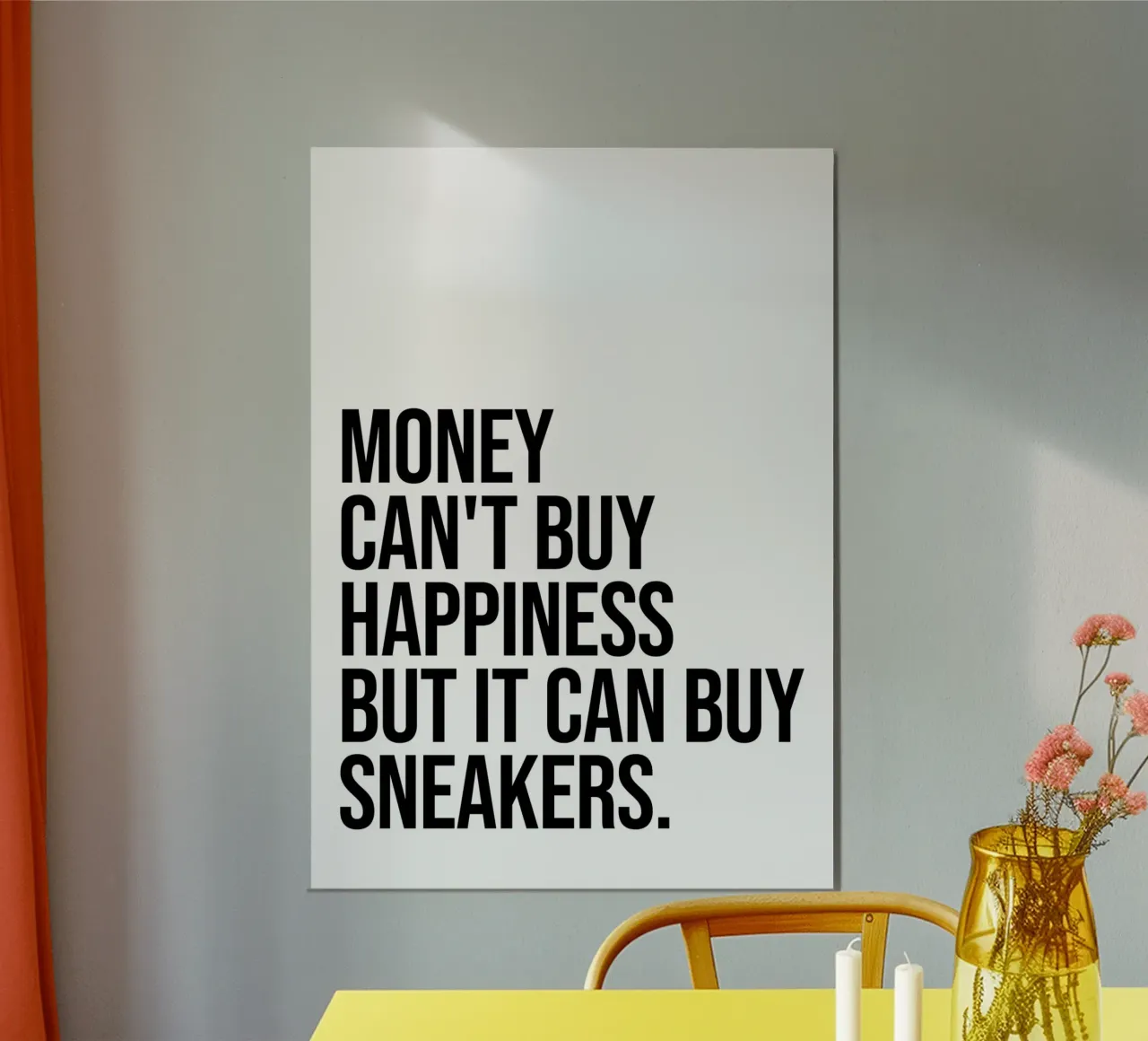 Il denaro non può comprare la felicità, ma può comprare le scarpe da ginnastica citazione poster con telaio in plastica da Paigaam Studio