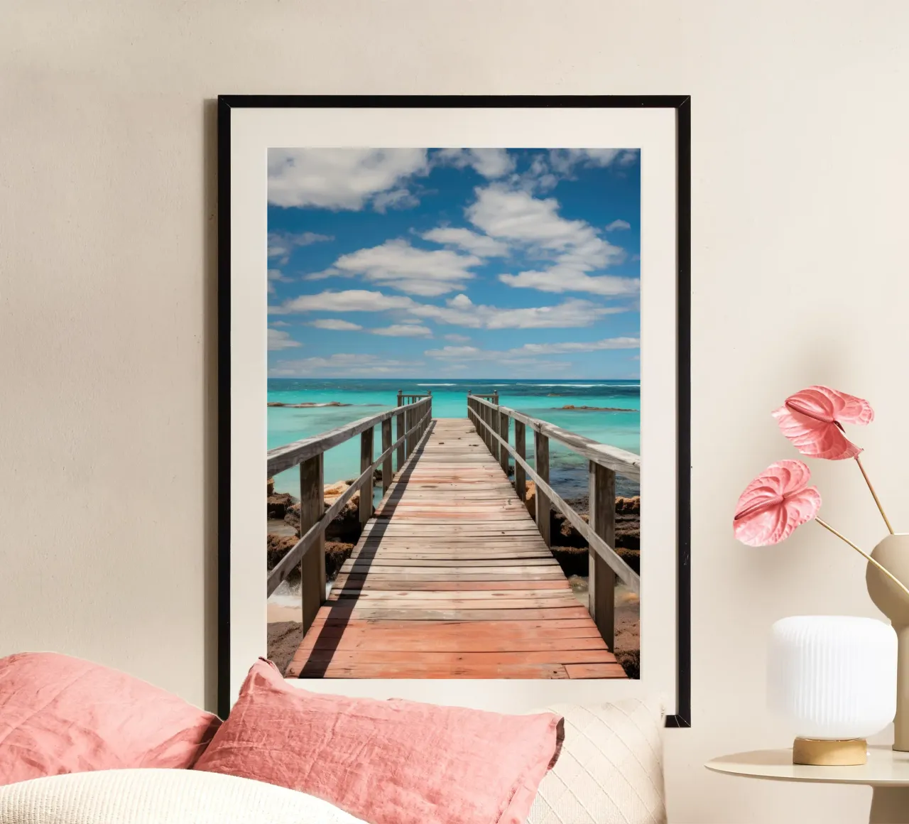 Passerella in legno verso il mare poster con telaio in legno da PosterPrint