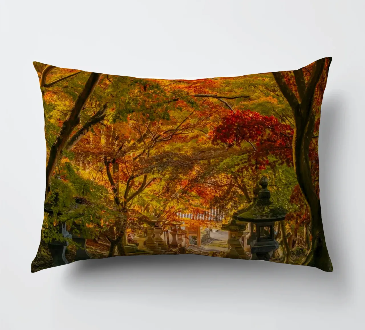 Santuario d'autunno a Nagano, Giappone cuscino da Marcel Bisig