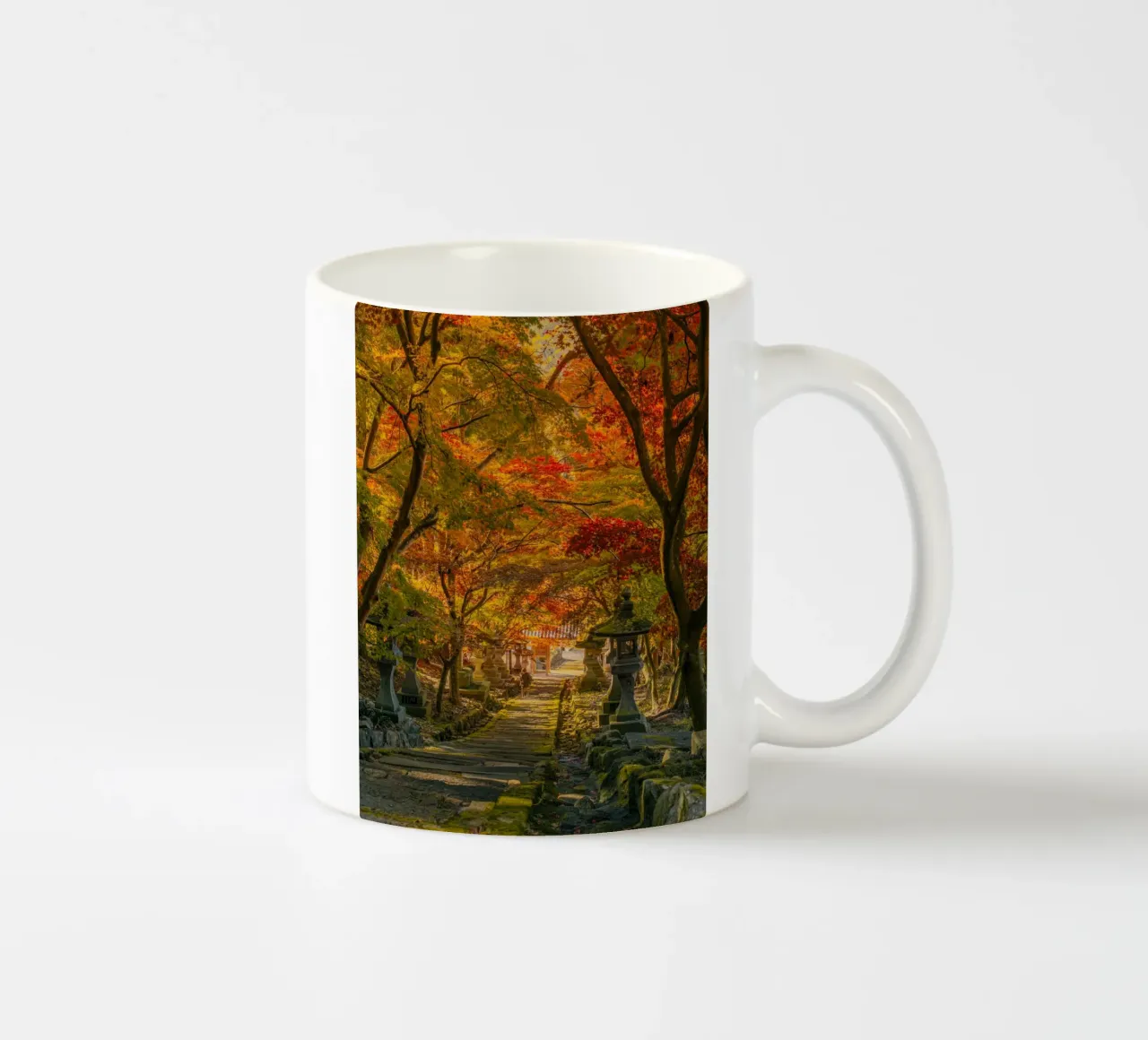 Santuario d'autunno a Nagano, Giappone tazza in ceramica da Marcel Bisig