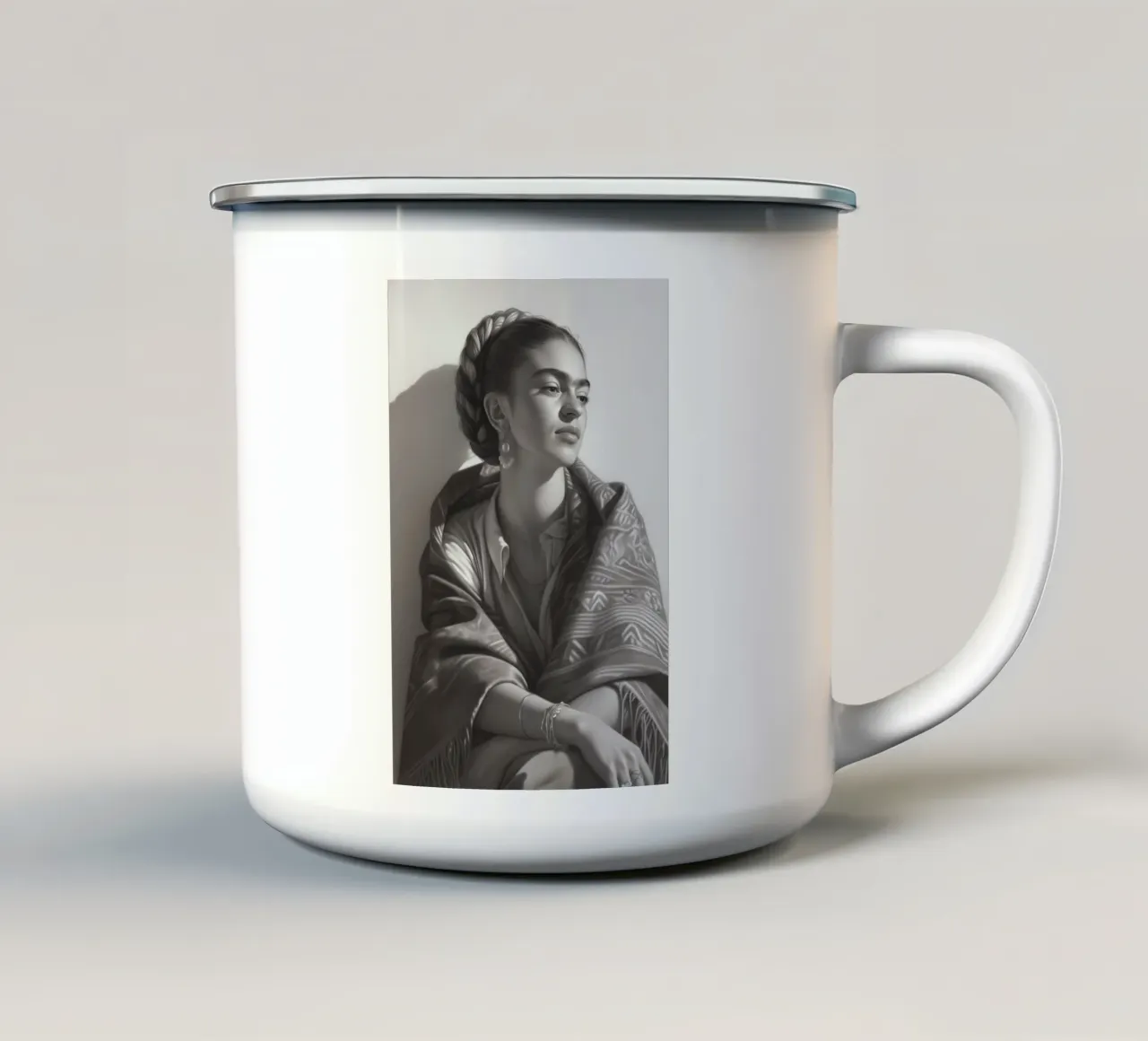 Frida Kahlo Bellezza monocromatica tazza in smalto da Carinaprint