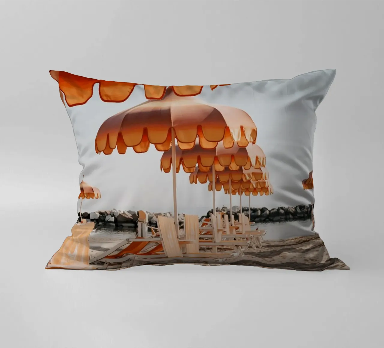 Retro Italian Beach Print, Umbrella Beach Poster cuscino da TheTravelClub