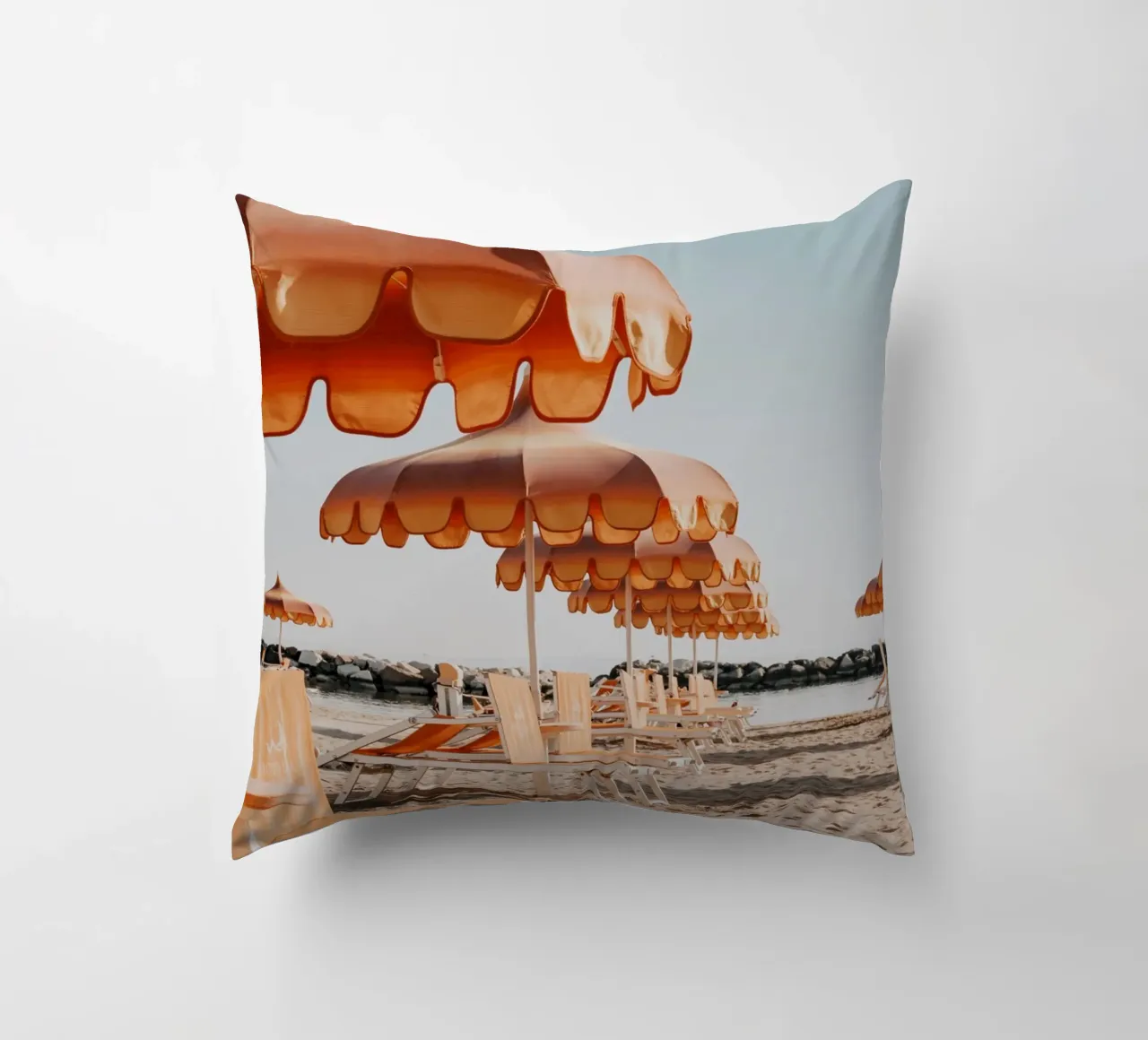 Retro Italian Beach Print, Umbrella Beach Poster cuscino da TheTravelClub