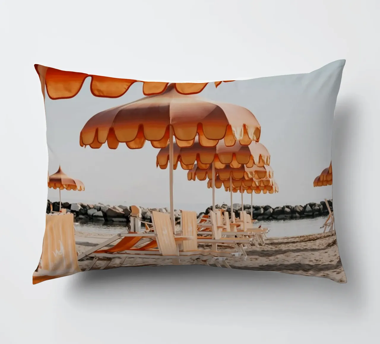 Retro Italian Beach Print, Umbrella Beach Poster cuscino da TheTravelClub