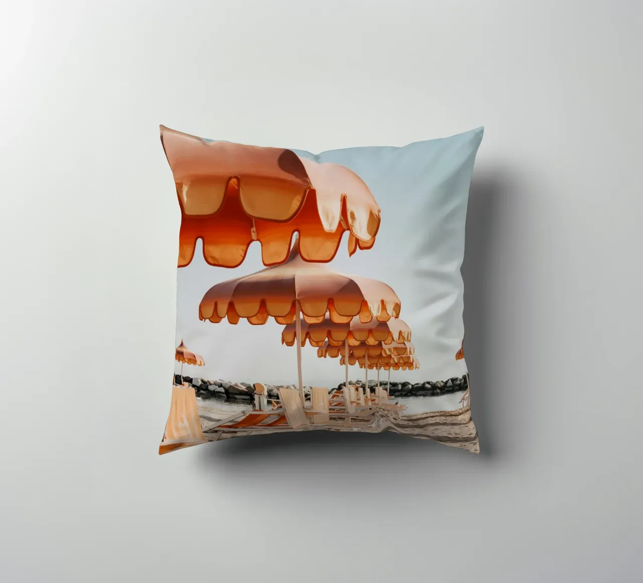 Retro Italian Beach Print, Umbrella Beach Poster cuscino da TheTravelClub