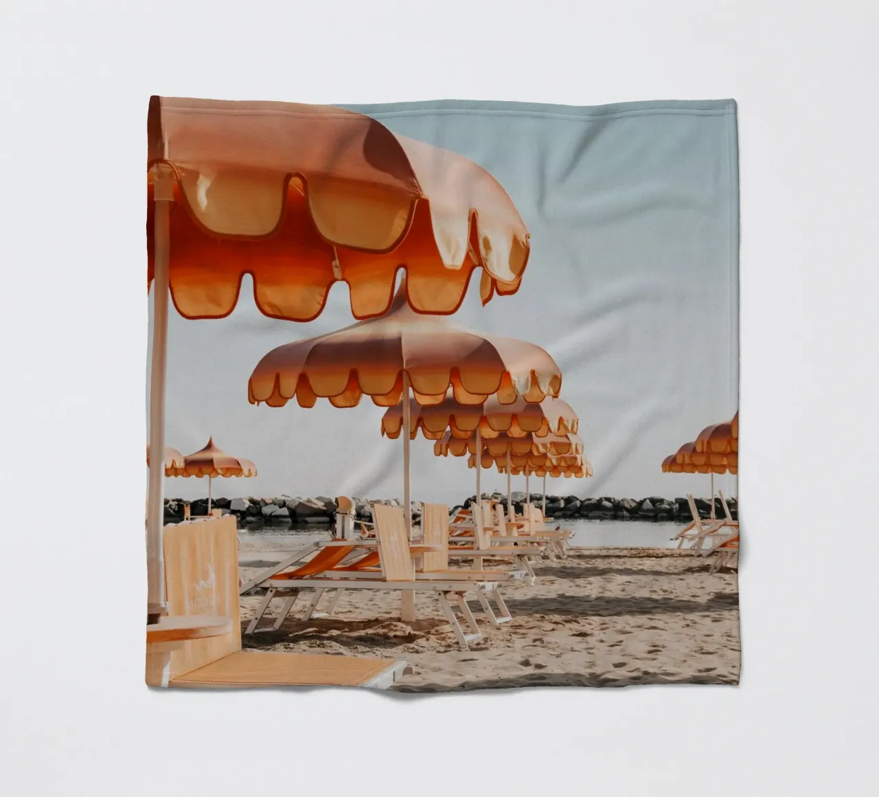 Retro Italian Beach Print, Umbrella Beach Poster coperta in pile da TheTravelClub