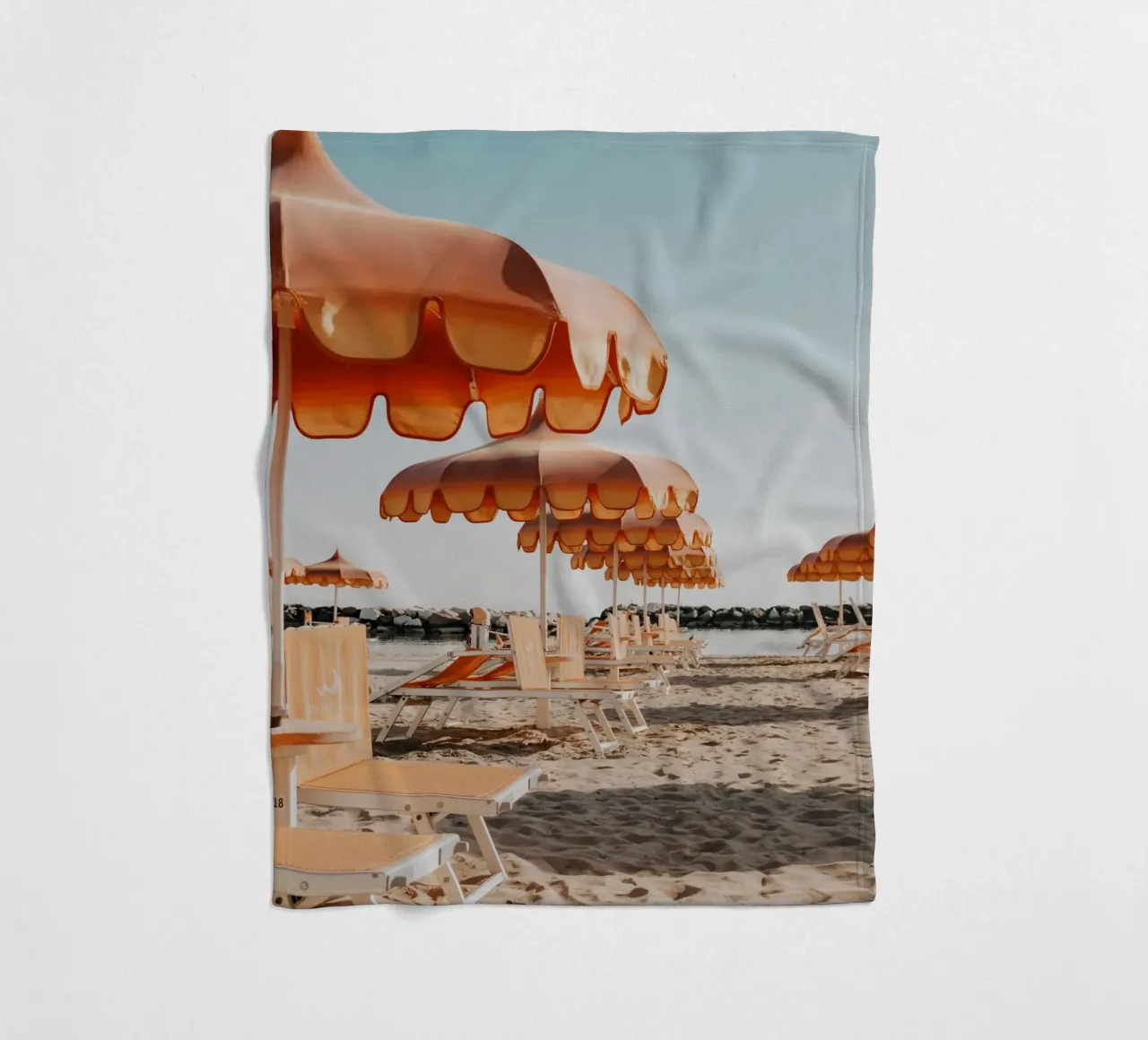 Retro Italian Beach Print, Umbrella Beach Poster coperta in pile da TheTravelClub
