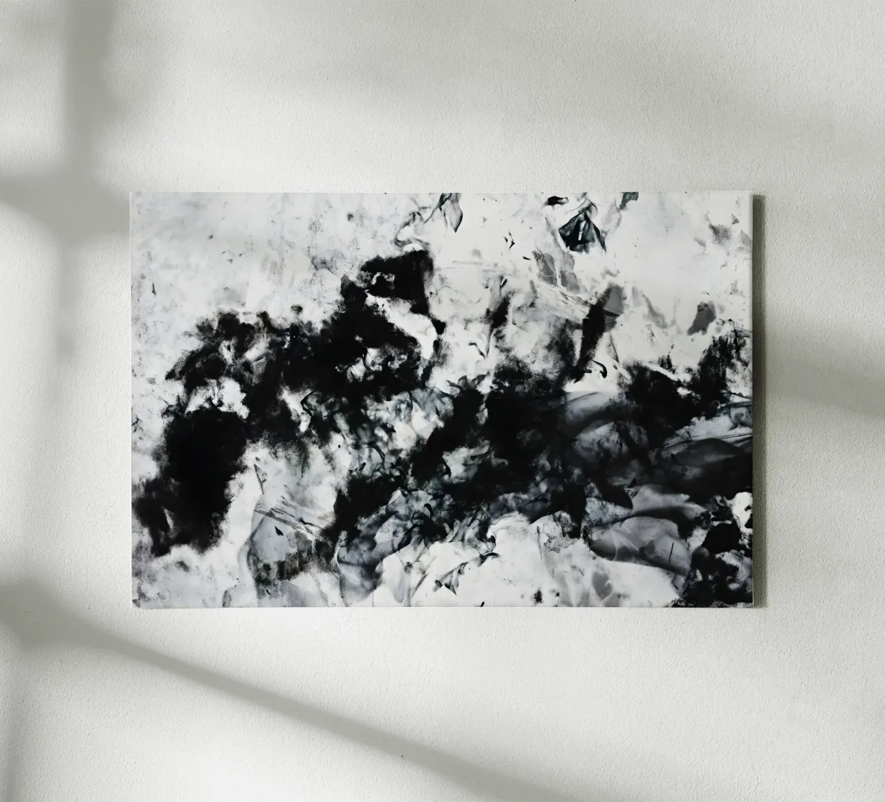 Abstracte rokerige textuur in zwart-wit canvas met Baklijst van Kunst und Kontrast