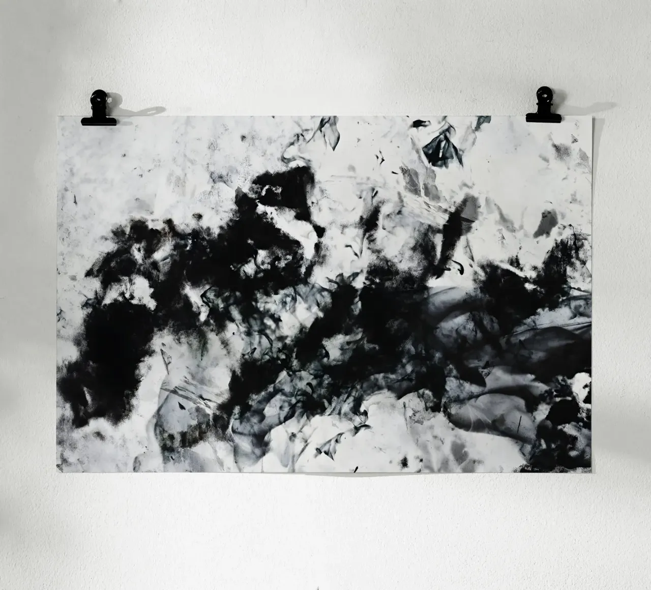 Texture astratta fumosa in bianco e nero carta hahnemühle da Kunst und Kontrast
