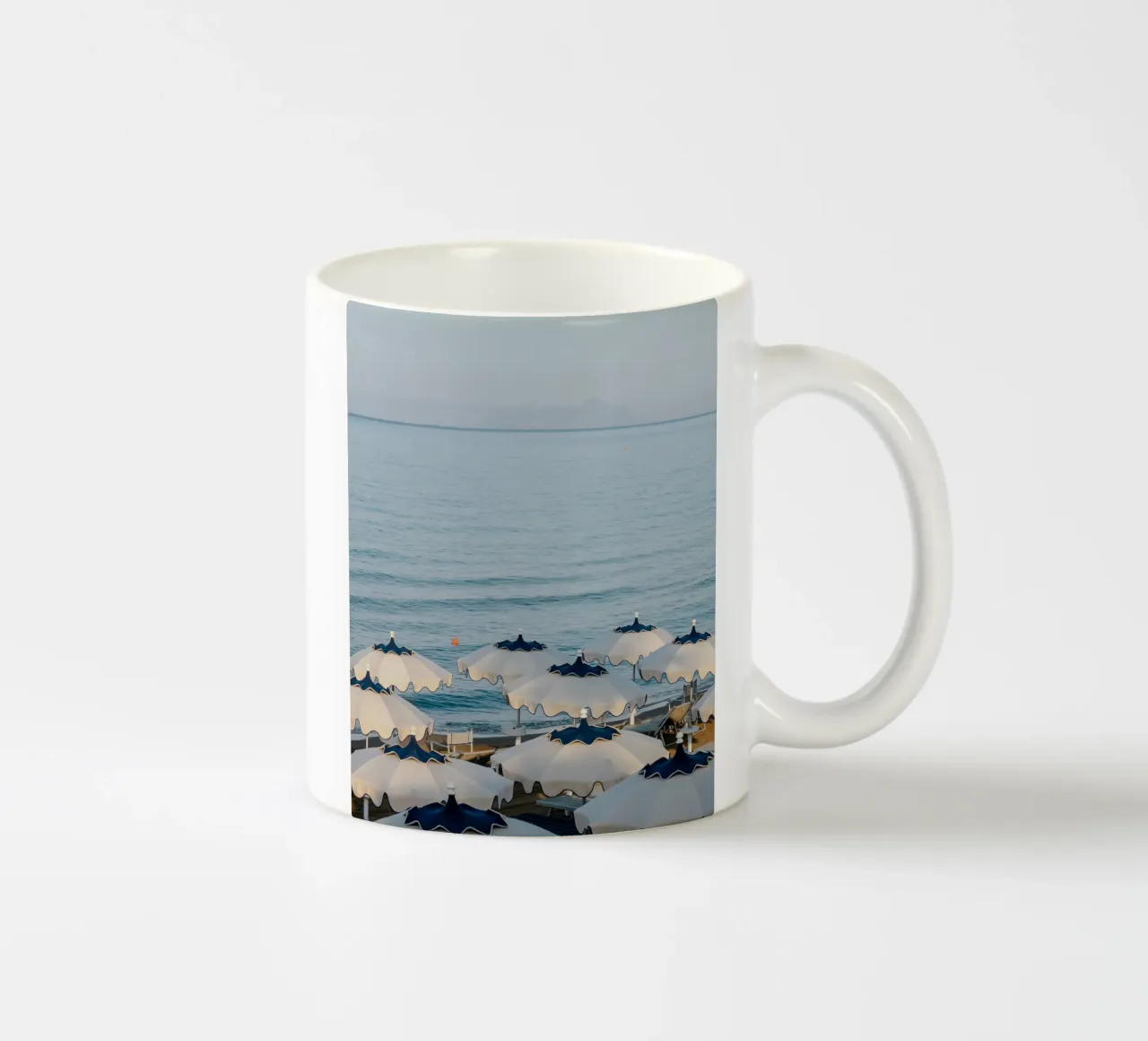 Italian Beach Umbrellas, La Dolce Vita, Summer in Europe tazza in ceramica da TheTravelClub