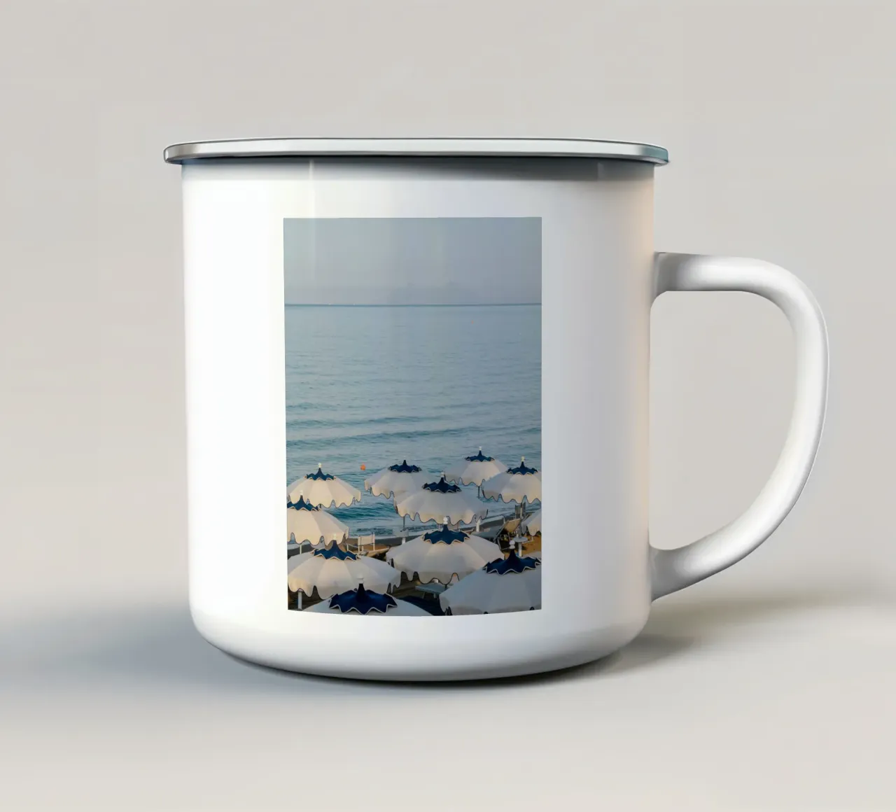 Italian Beach Umbrellas, La Dolce Vita, Summer in Europe tazza in smalto da TheTravelClub