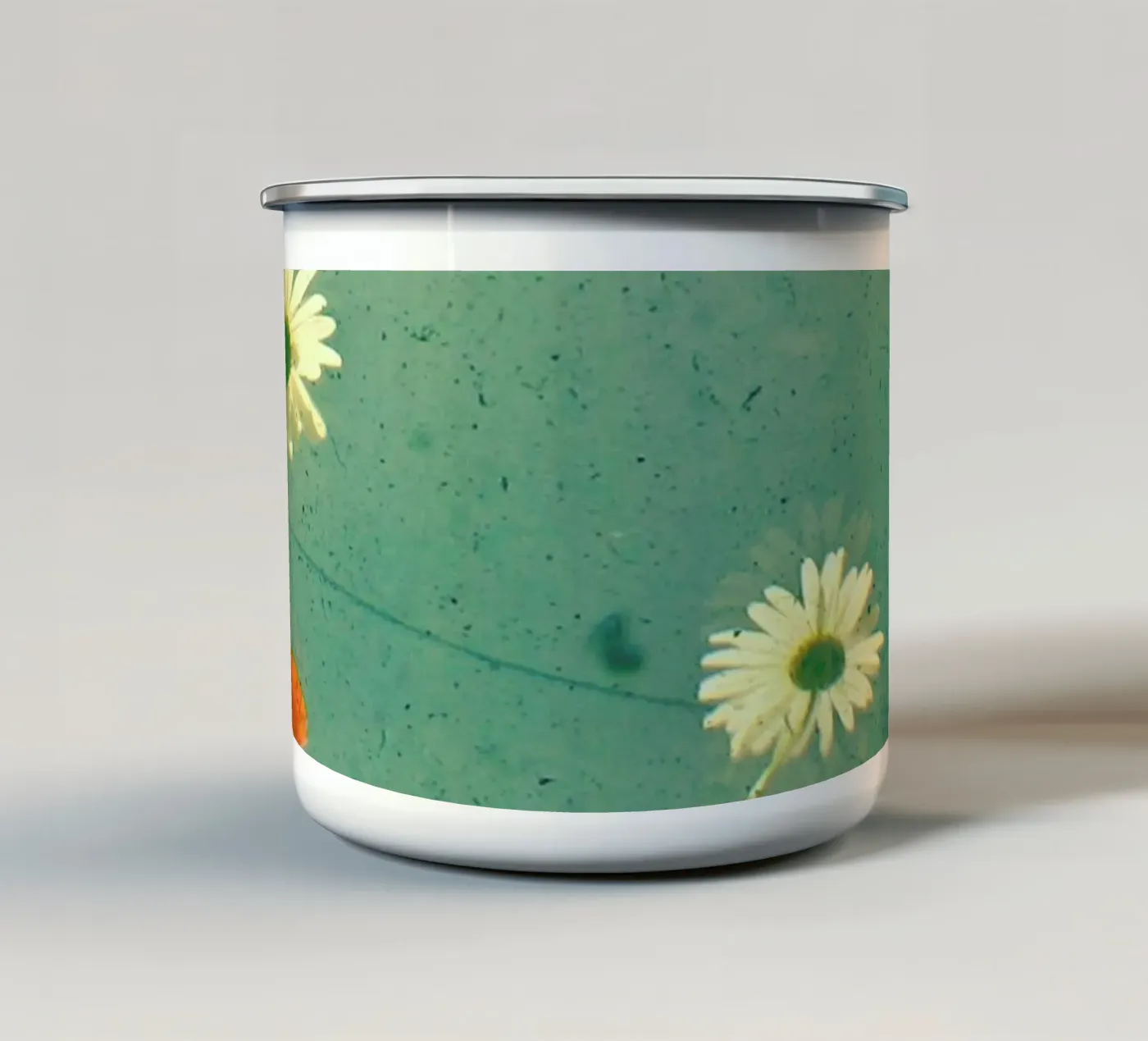 Daisy emaille mok van Cassia Beck Photography