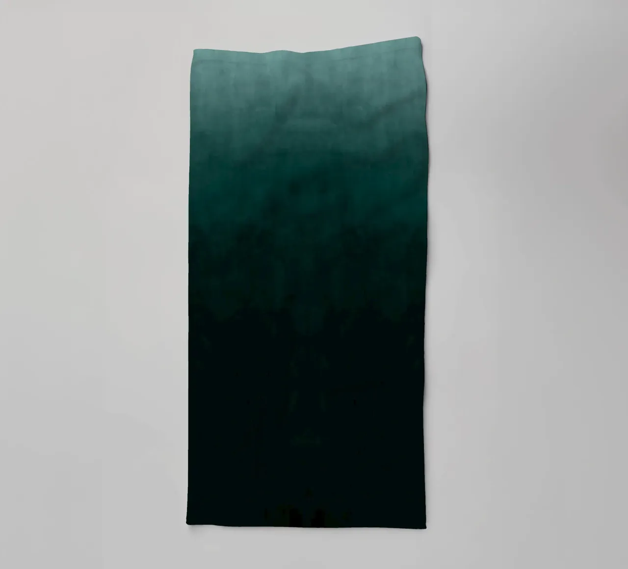 Impression d'art abstrait dégradé vert émeraude profond serviette de bain de kookiepixel