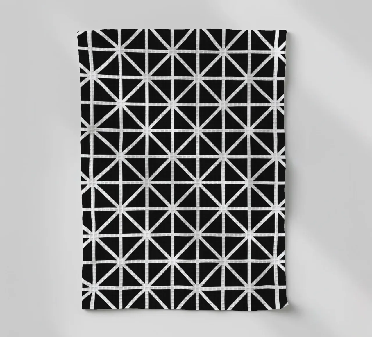 Monochromes Rastermuster - Minimalistisches geometrisches Design Geschirrtuch von kookiepixel