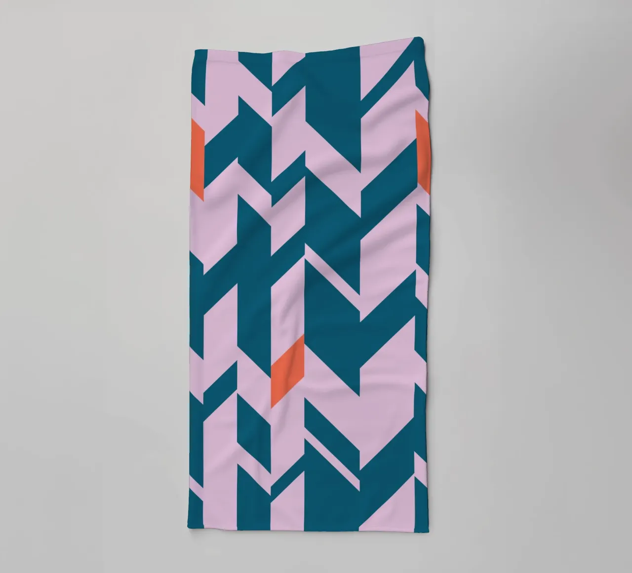 Chevron print - groenblauw, roze en oranje geometrisch ontwerp badhanddoek van kookiepixel