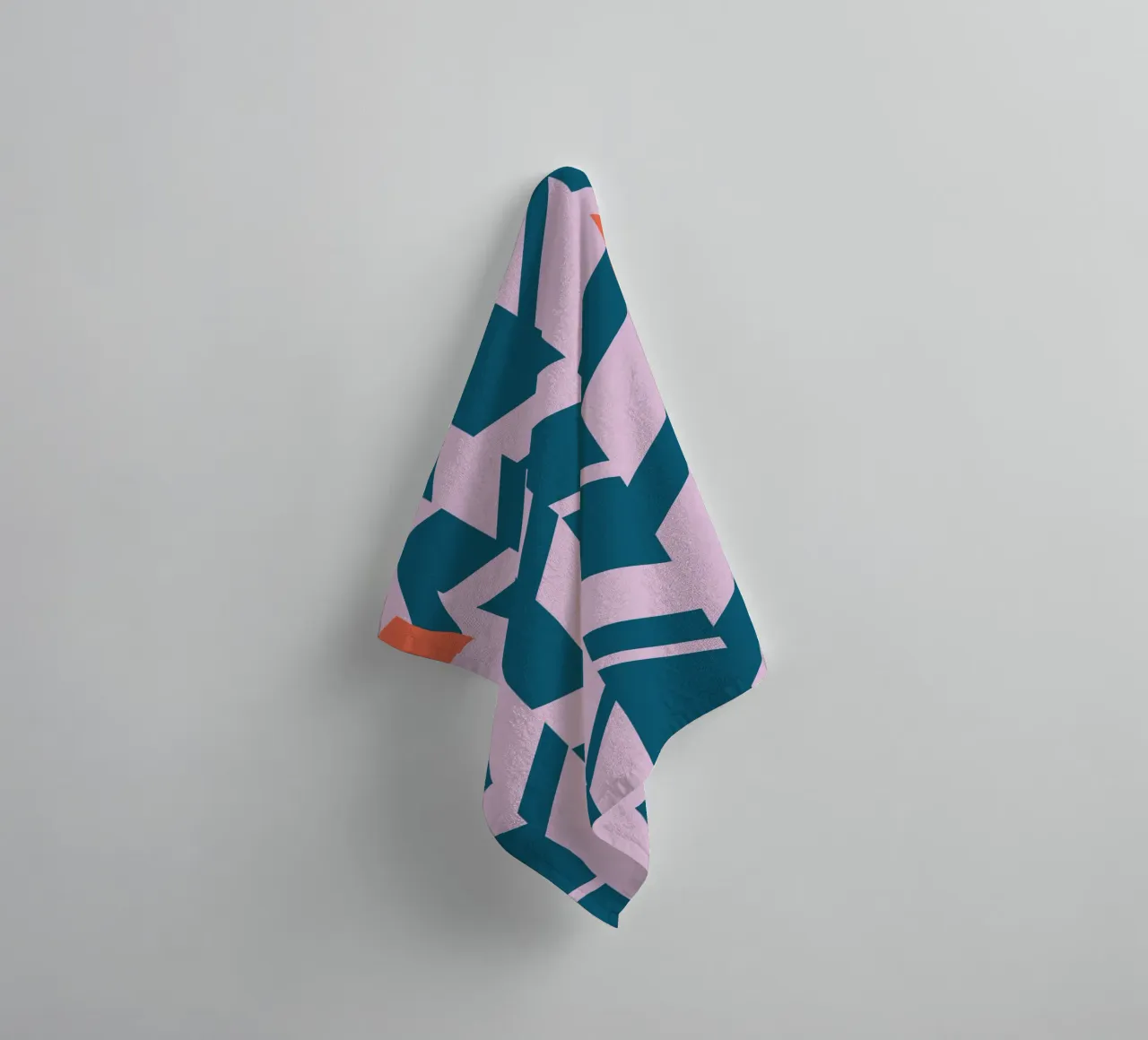 Chevron print - groenblauw, roze en oranje geometrisch ontwerp badhanddoek van kookiepixel