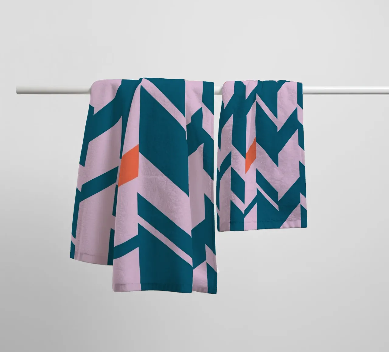 Chevron print - groenblauw, roze en oranje geometrisch ontwerp badhanddoek van kookiepixel