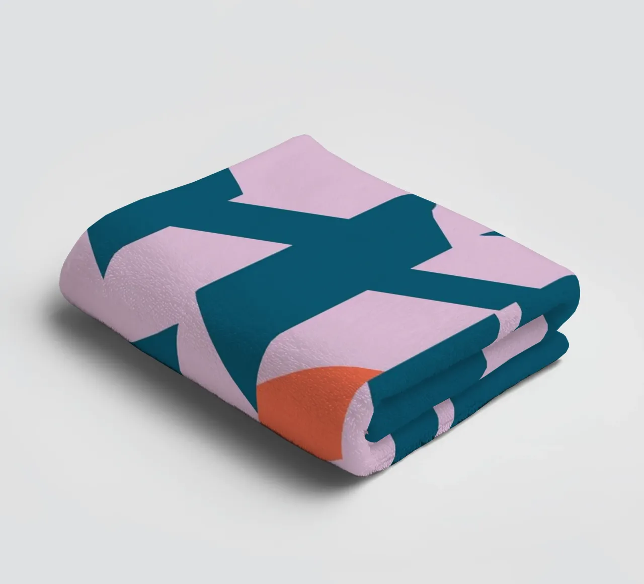Chevron print - groenblauw, roze en oranje geometrisch ontwerp badhanddoek van kookiepixel
