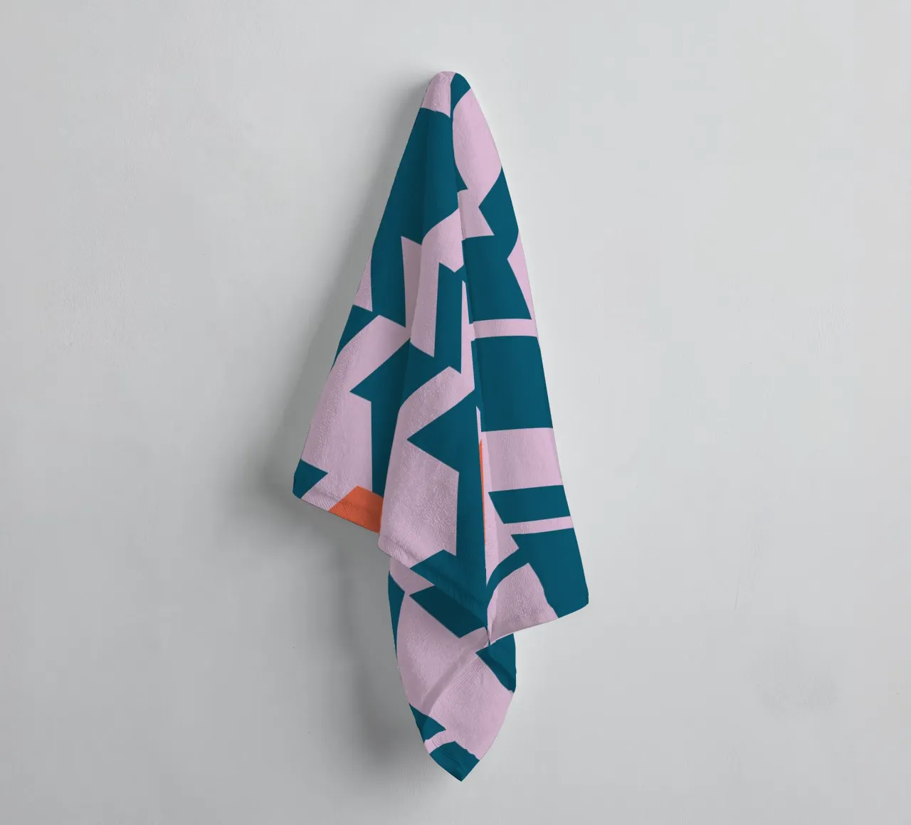 Chevron print - groenblauw, roze en oranje geometrisch ontwerp badhanddoek van kookiepixel