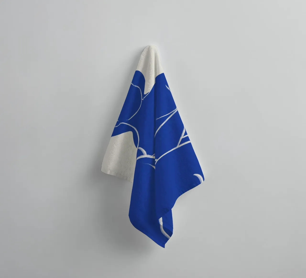 Contorno sereno en azul - Impresión abstracta de arte desnudo toalla de baño de kookiepixel