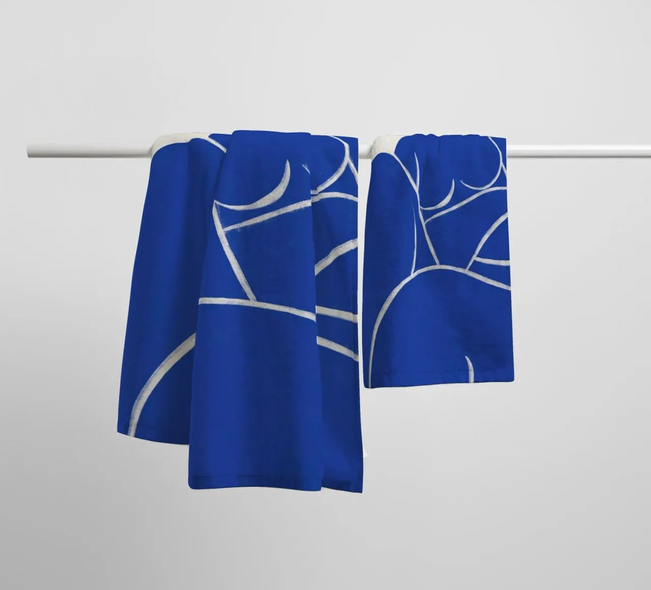 Contorno sereno en azul - Impresión abstracta de arte desnudo toalla de baño de kookiepixel