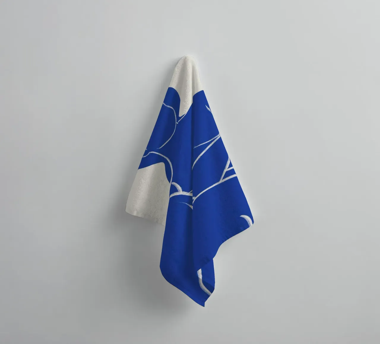 Contorno sereno en azul - Impresión abstracta de arte desnudo toalla de baño de kookiepixel