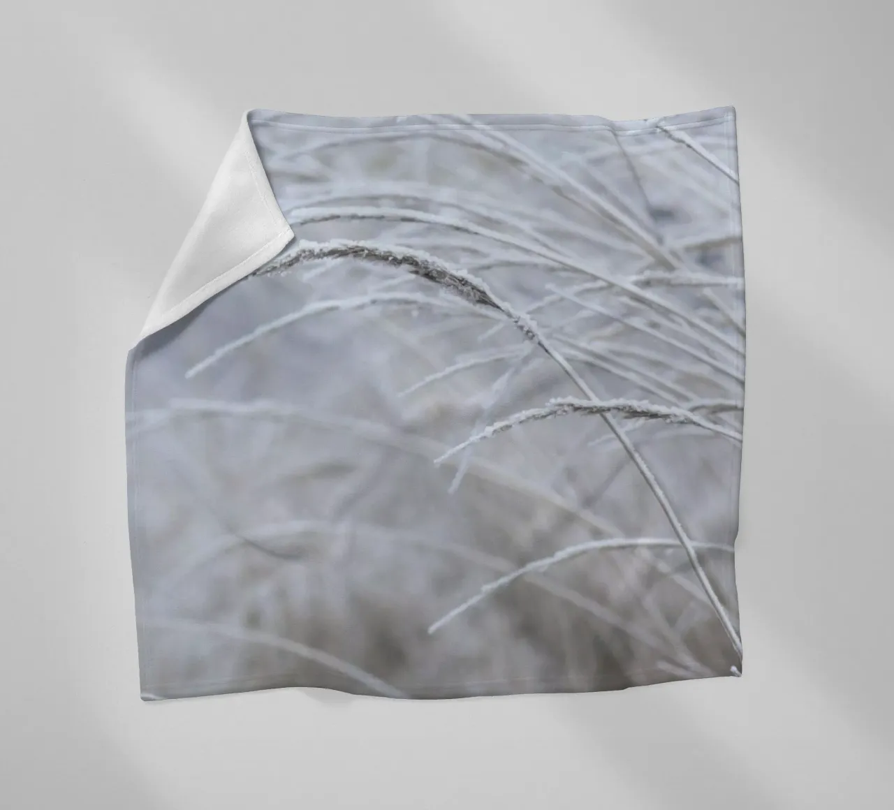 White & Calm coperta in pile da Studio Nahili