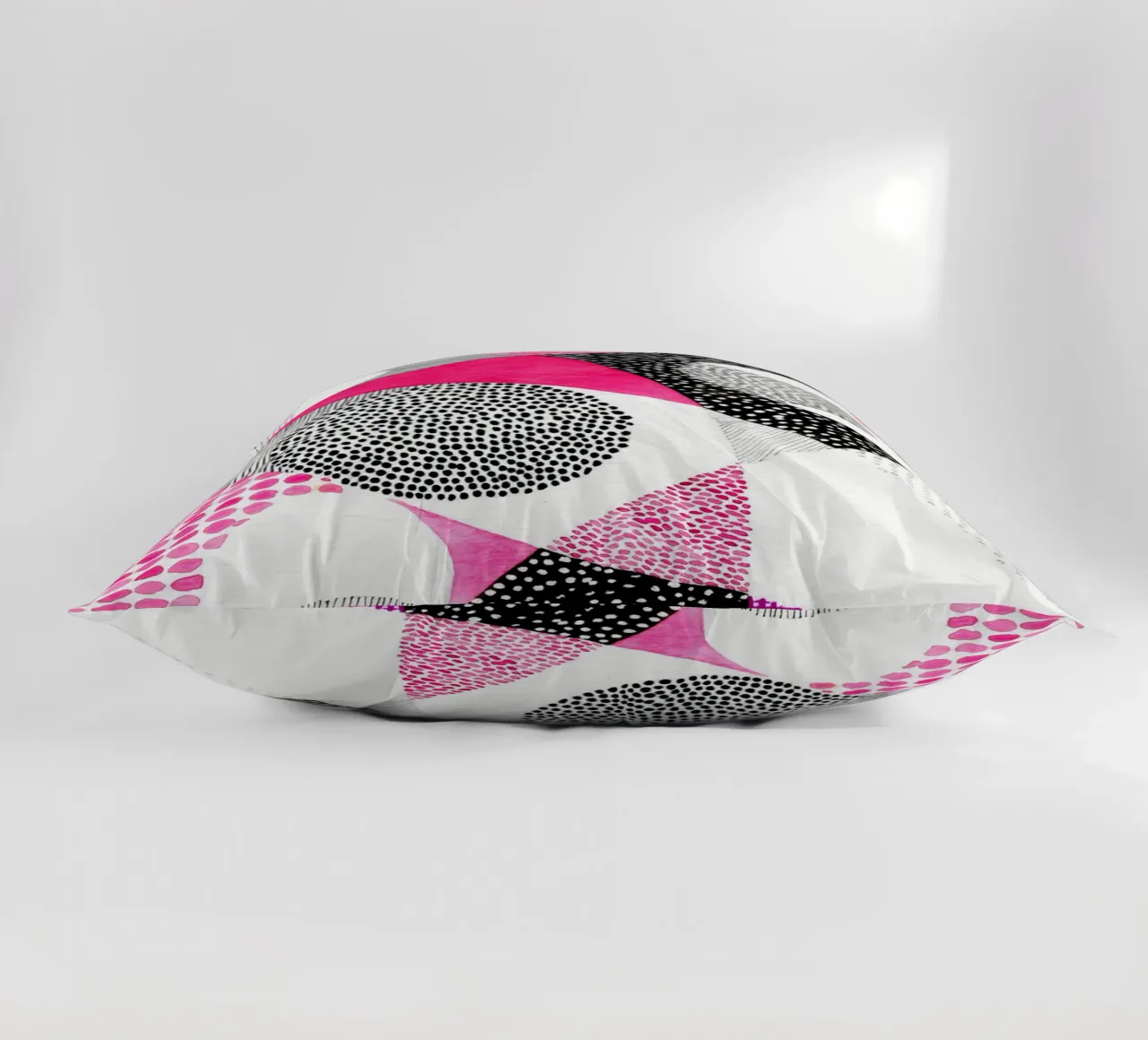 Susan Black -  Mid Century Modern Magenta cuscino da The Artcircle