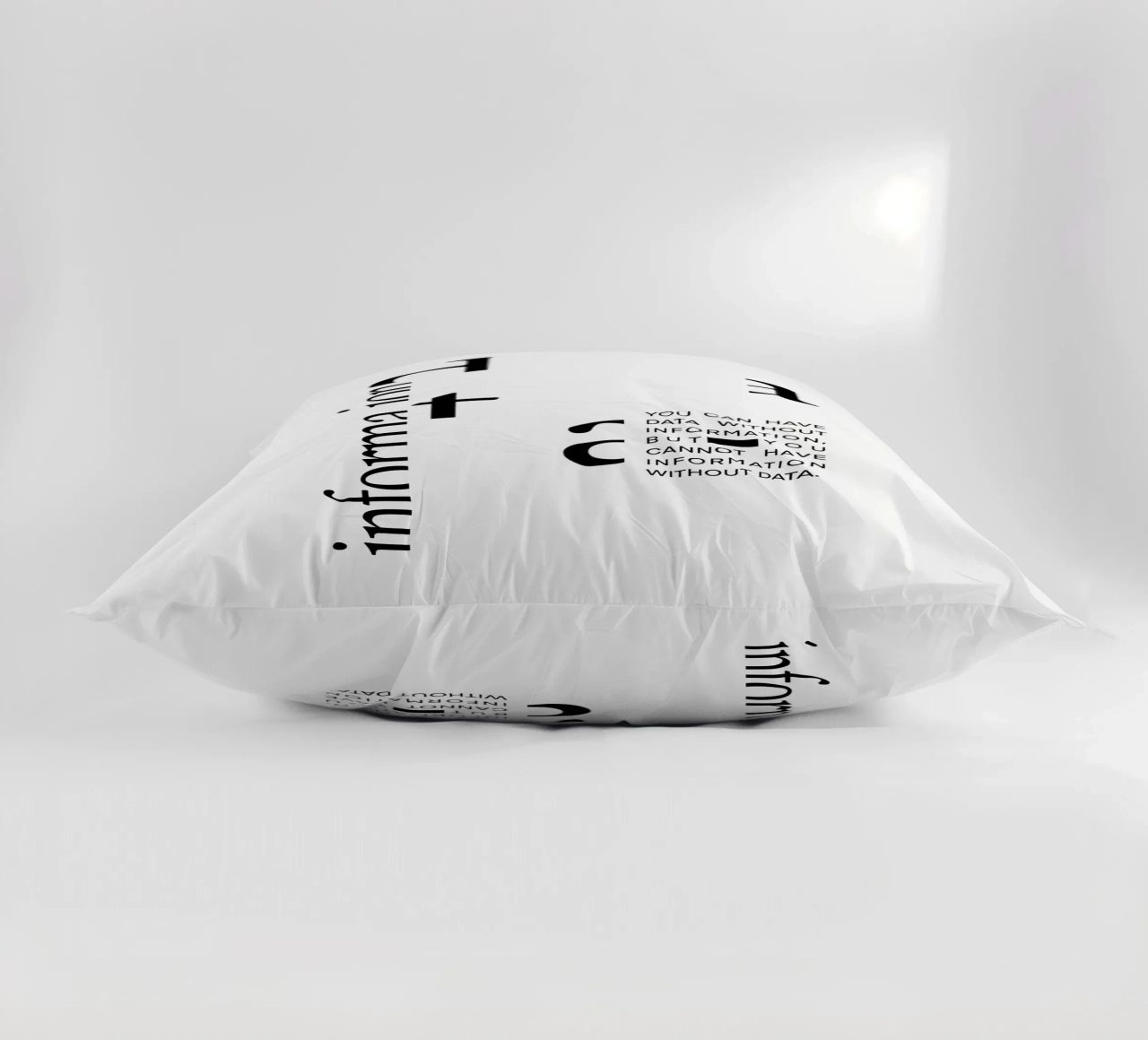 Data without information cuscino da LIMITED EDITION LETTERS