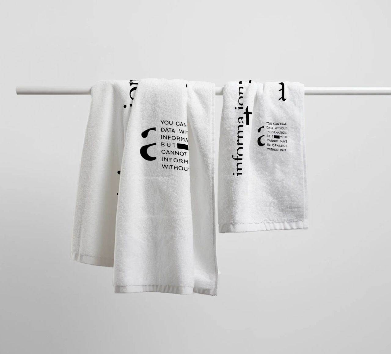 Data without information asciugamano da bagno da LIMITED EDITION LETTERS