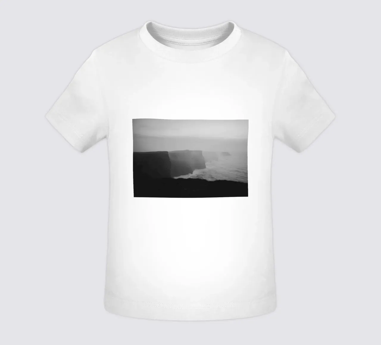 Cliffs of Moher, Irland, schwarz weiß am Abend, Querformat maglietta neonato da Stina Freytag