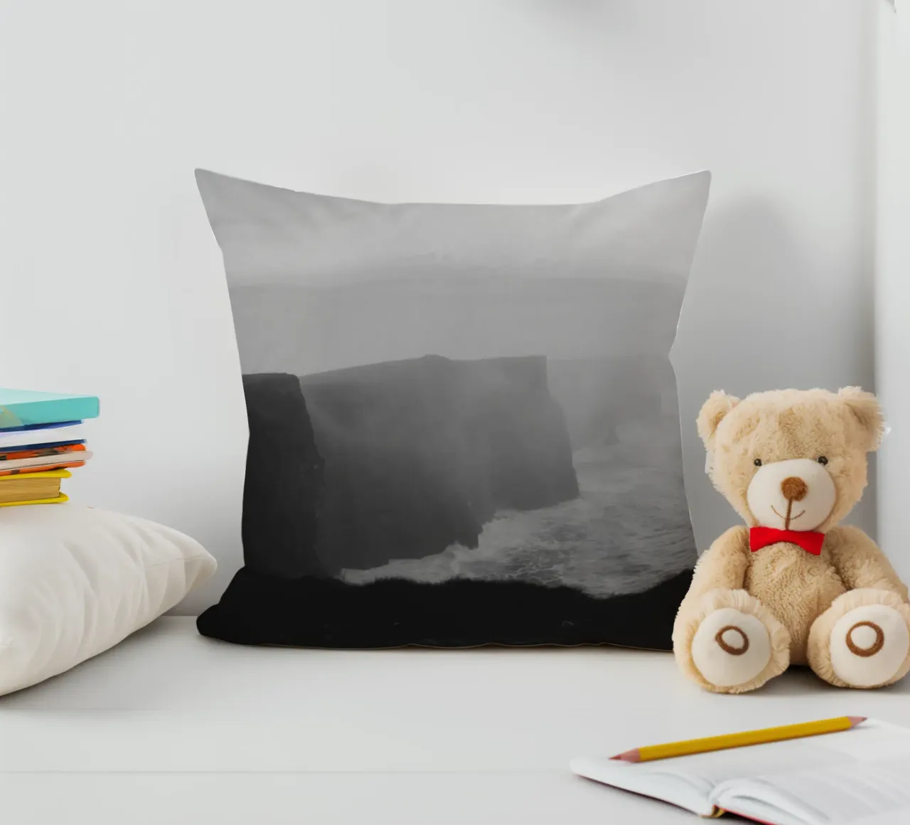 Cliffs of Moher, Irland, schwarz weiß am Abend, Querformat cuscino da Stina Freytag