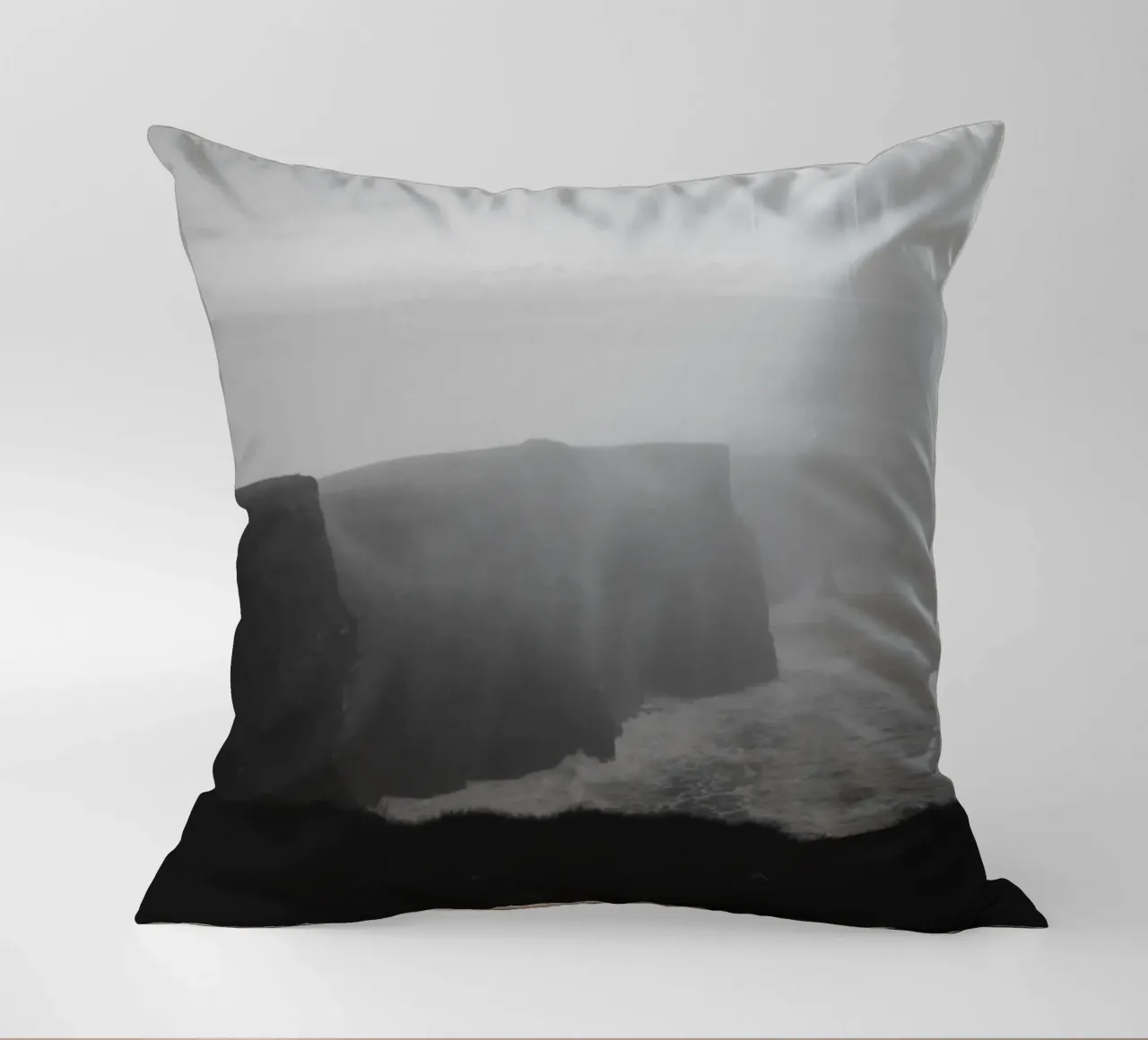 Cliffs of Moher, Irland, schwarz weiß am Abend, Querformat cuscino da Stina Freytag