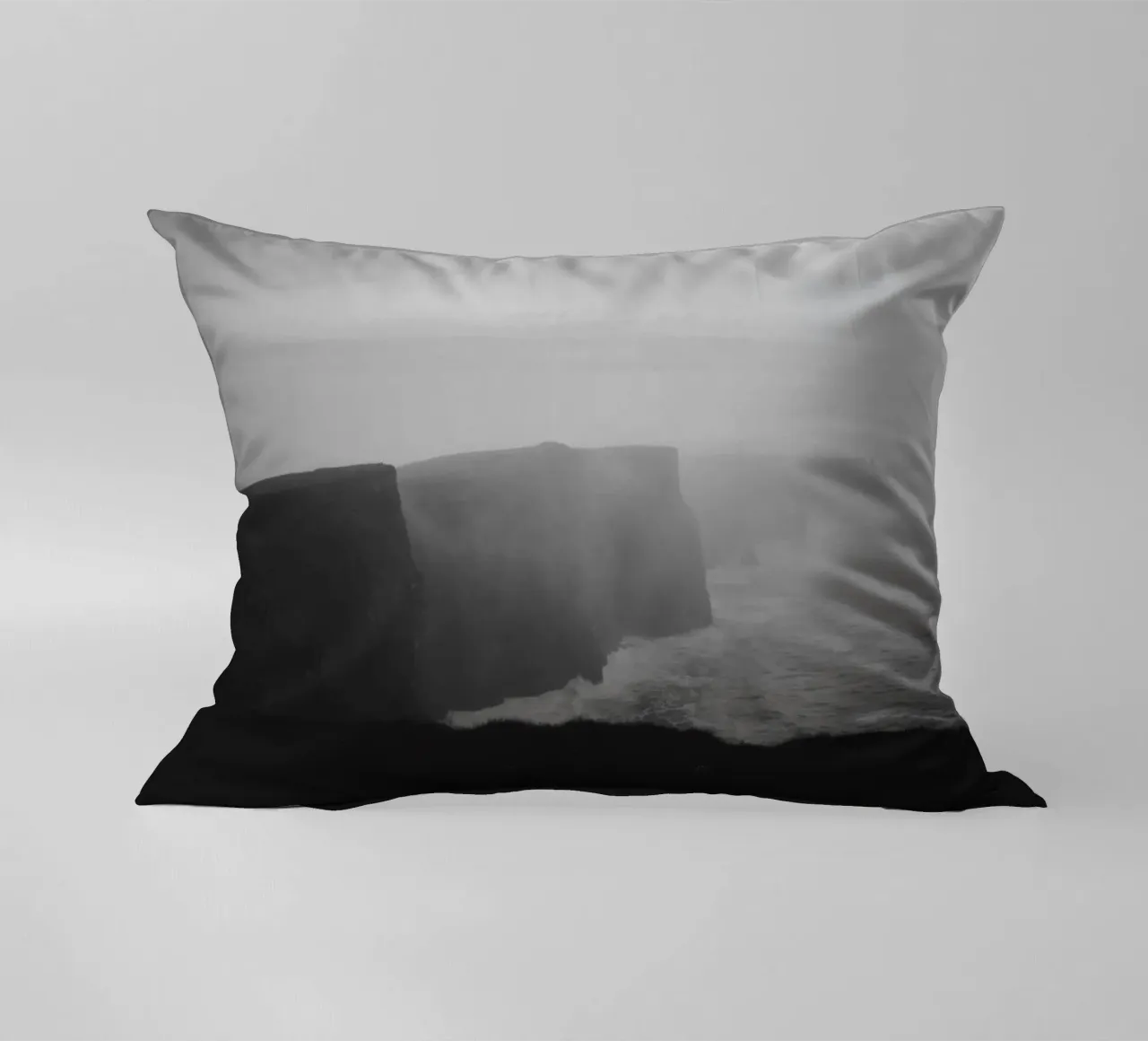 Cliffs of Moher, Irland, schwarz weiß am Abend, Querformat cuscino da Stina Freytag