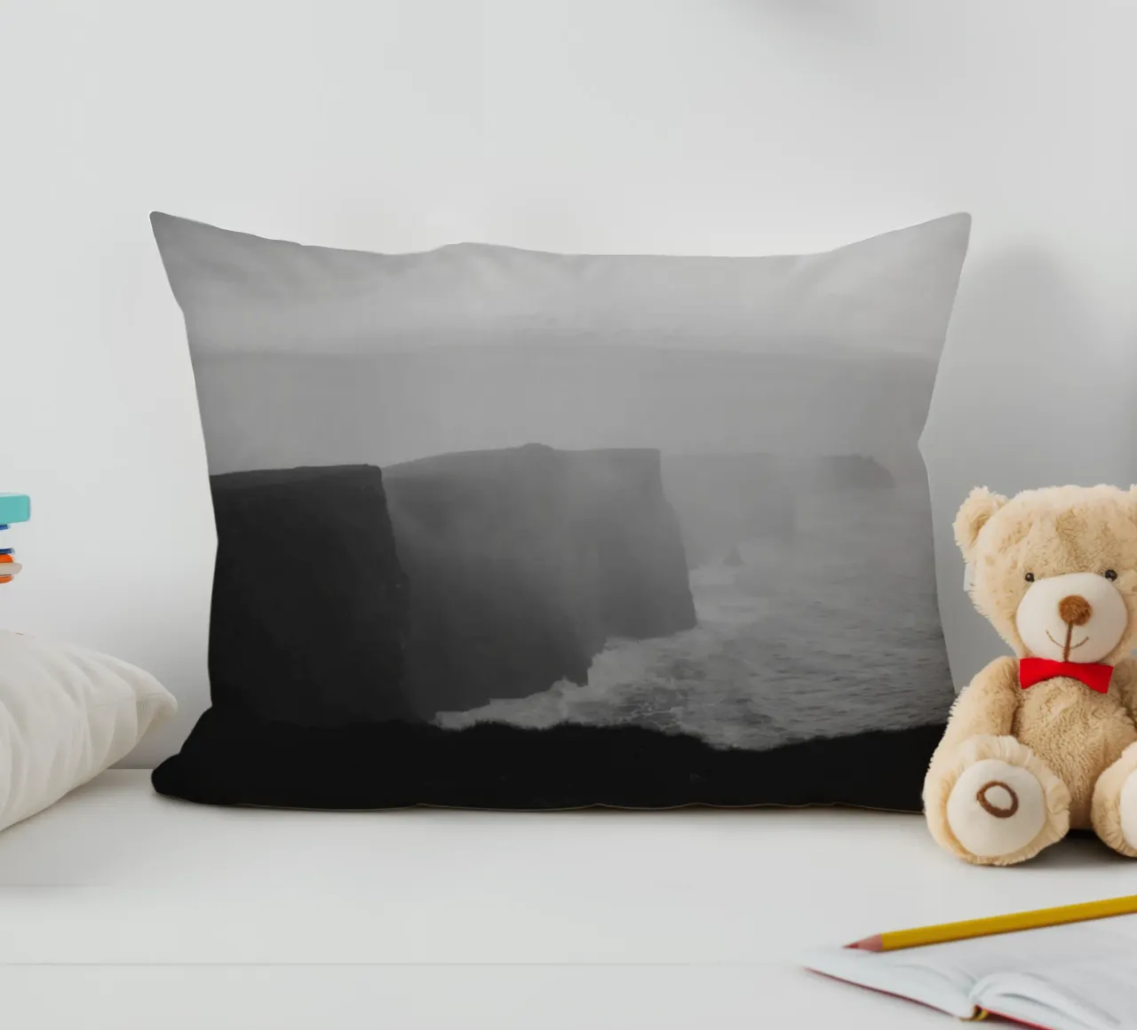 Cliffs of Moher, Irland, schwarz weiß am Abend, Querformat cuscino da Stina Freytag