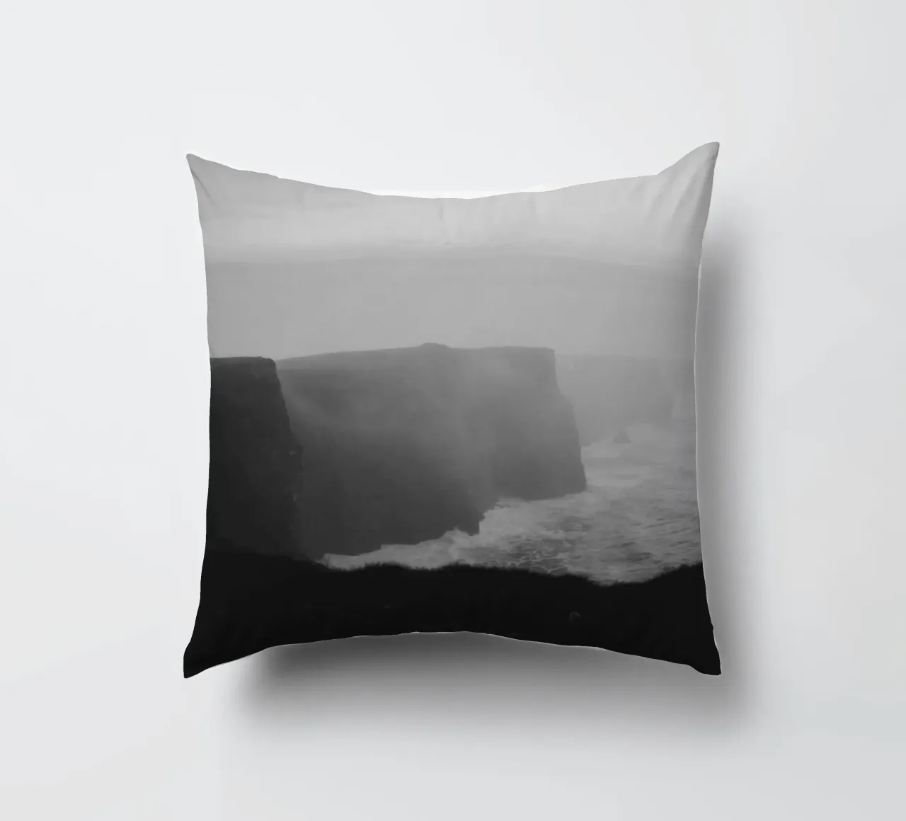Cliffs of Moher, Irland, schwarz weiß am Abend, Querformat cuscino da Stina Freytag