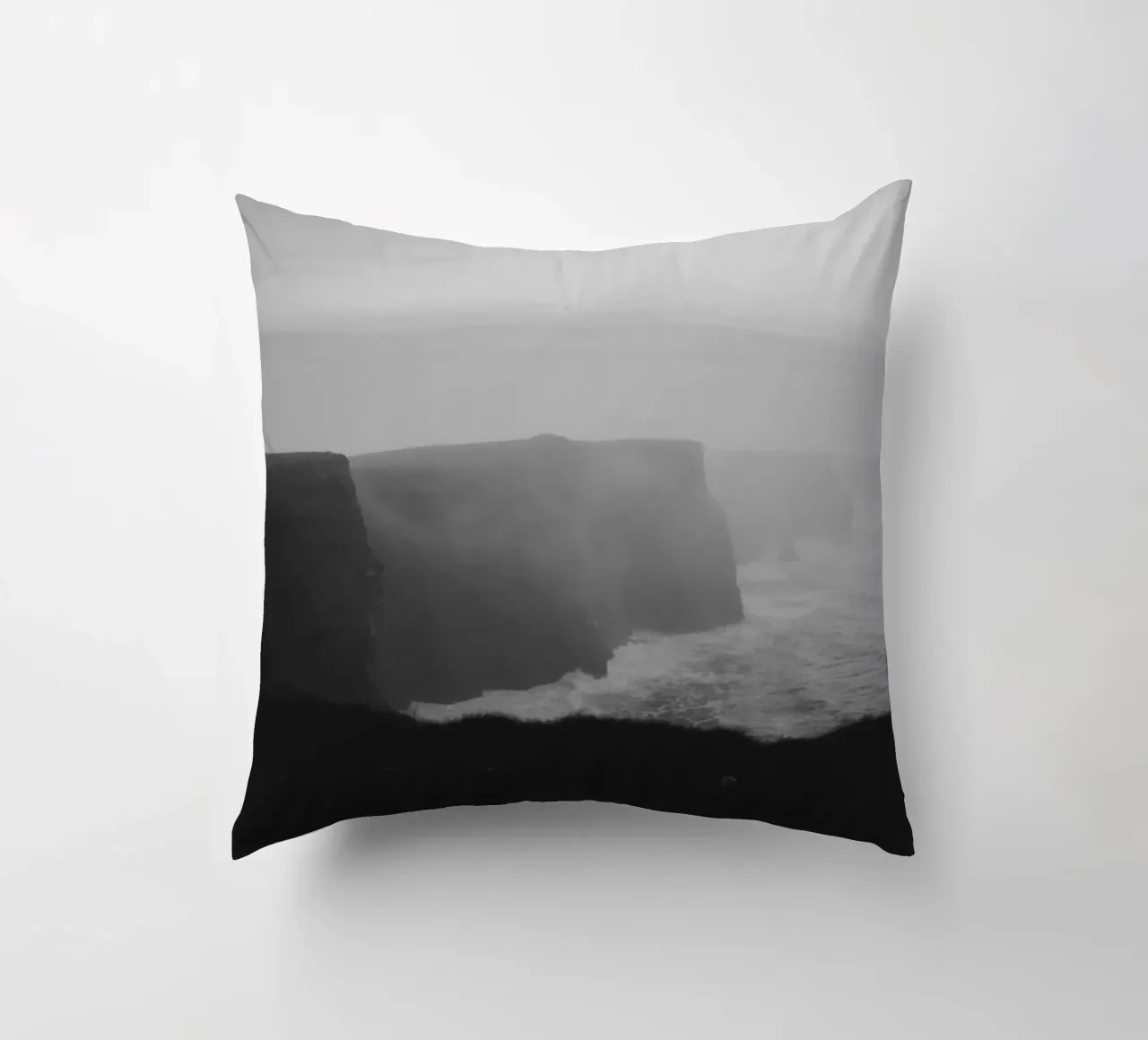 Cliffs of Moher, Irland, schwarz weiß am Abend, Querformat cuscino da Stina Freytag