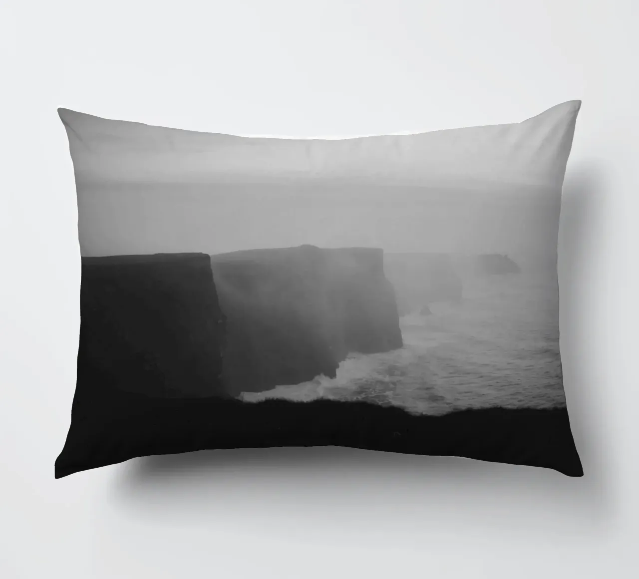 Cliffs of Moher, Irland, schwarz weiß am Abend, Querformat cuscino da Stina Freytag