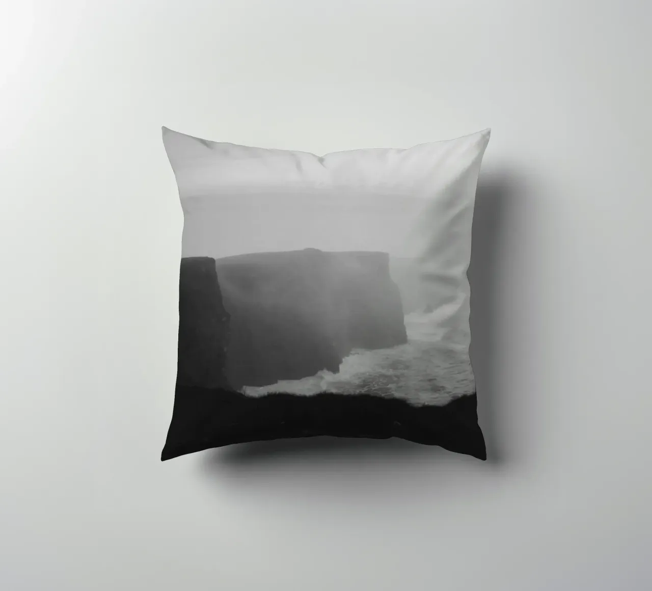 Cliffs of Moher, Irland, schwarz weiß am Abend, Querformat cuscino da Stina Freytag