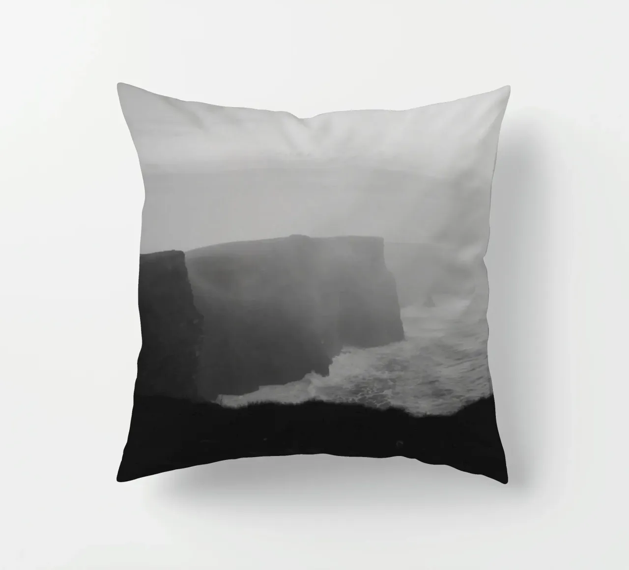 Cliffs of Moher, Irland, schwarz weiß am Abend, Querformat cuscino da Stina Freytag