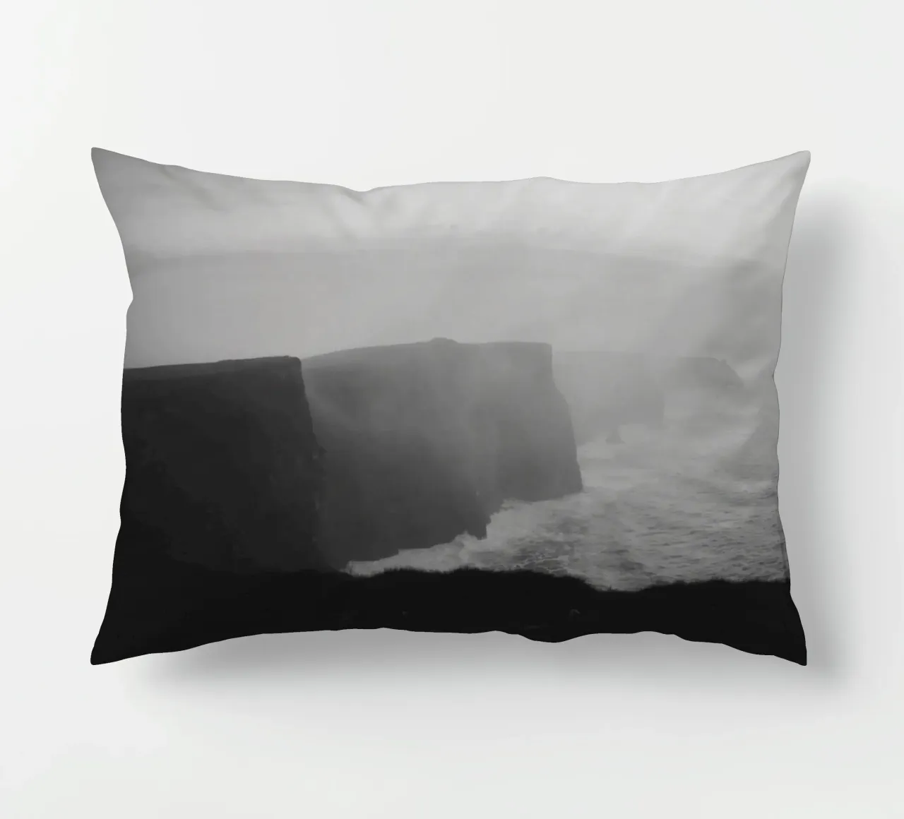 Cliffs of Moher, Irland, schwarz weiß am Abend, Querformat cuscino da Stina Freytag