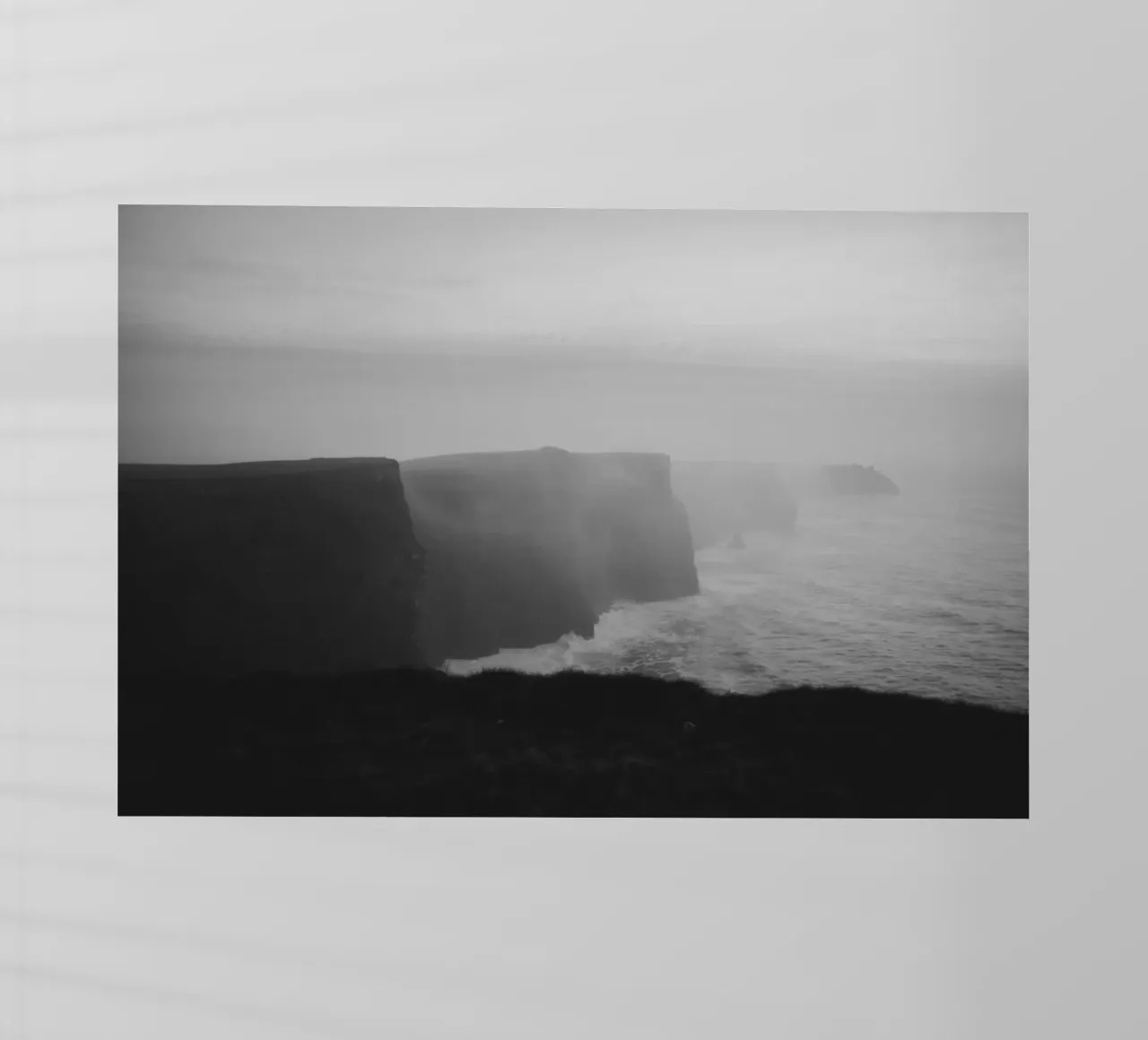 Cliffs of Moher, Irland, schwarz weiß am Abend, Querformat pellicola backlit da Stina Freytag