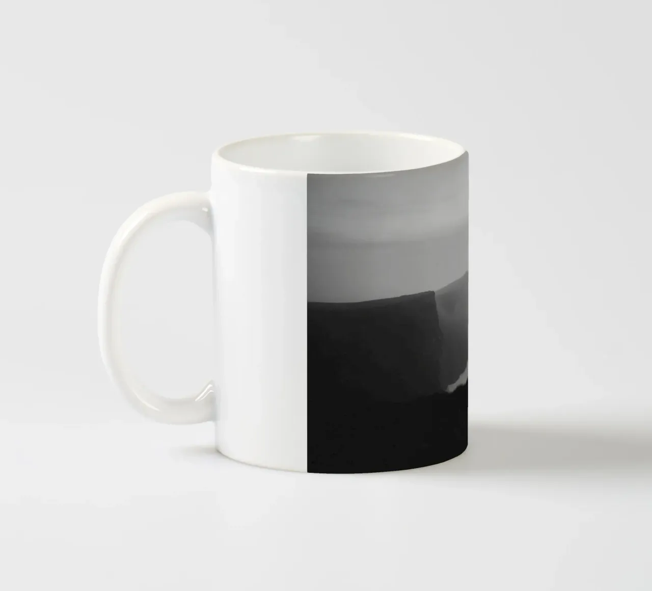 Cliffs of Moher, Irland, schwarz weiß am Abend, Querformat tazza in ceramica da Stina Freytag